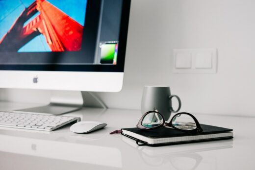 Manual height adjustable all-in-one standing desk