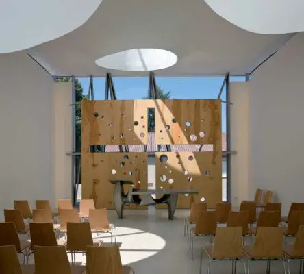 Kirche Hainburg Prayer room and altar