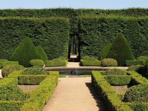Benefits of artificial boxwood hedges in garden