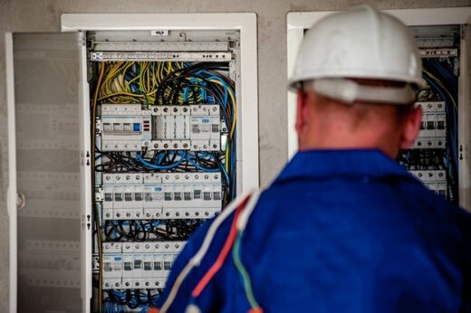 6 Benefits of Hiring a Licensed Electrician