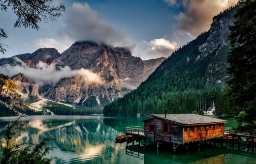 Green sustainable housing - mountain house lake