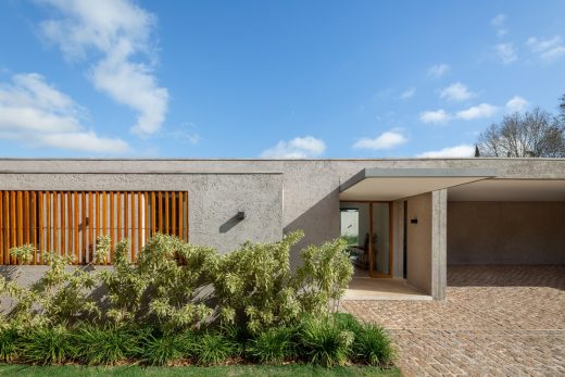 Modern São Paulo home by Reinach Mendonça Arquitetos