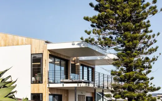 White and Timber House, 7 Mile Beach, NSW