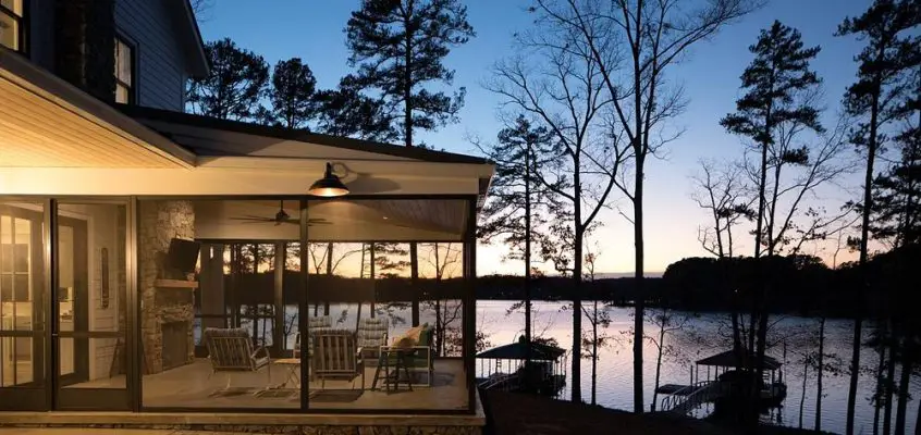 Mountain Lake Shaker Farmhouse, South Carolina, USA