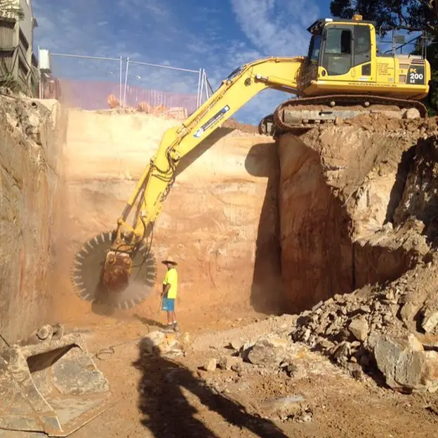 Excavator rock saws for building sites