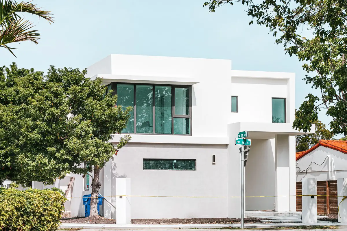 Harnessing flat roofing for optimal home energy use guide