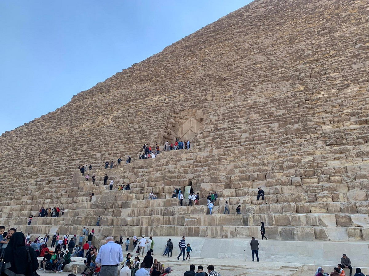 Great Pyramid of Giza entry people