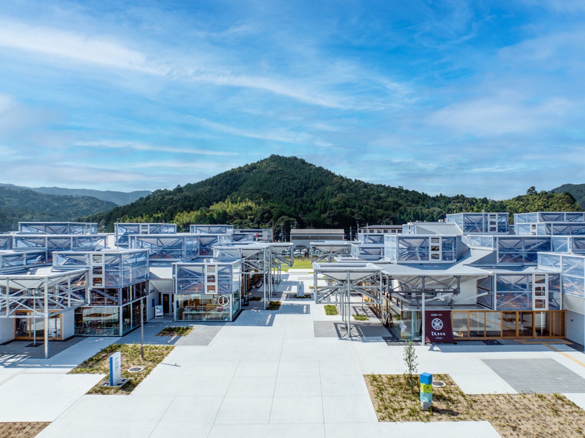 福井県シーパークの商業ビルを見る