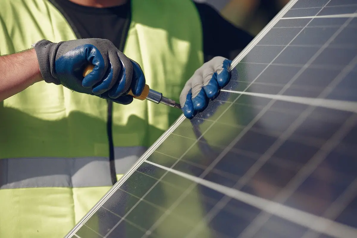 8 benefits of installing solar panels on your roof at home