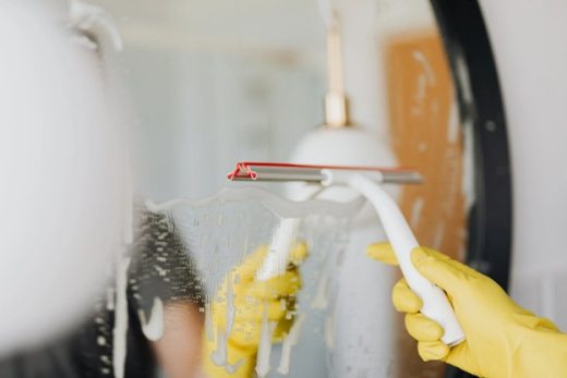 Cleaning mirror