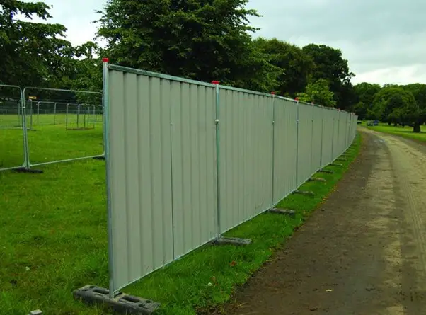 Benefits of installing hoarding panels in construction