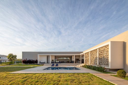 L-shaped Jaguariúna House São Paulo