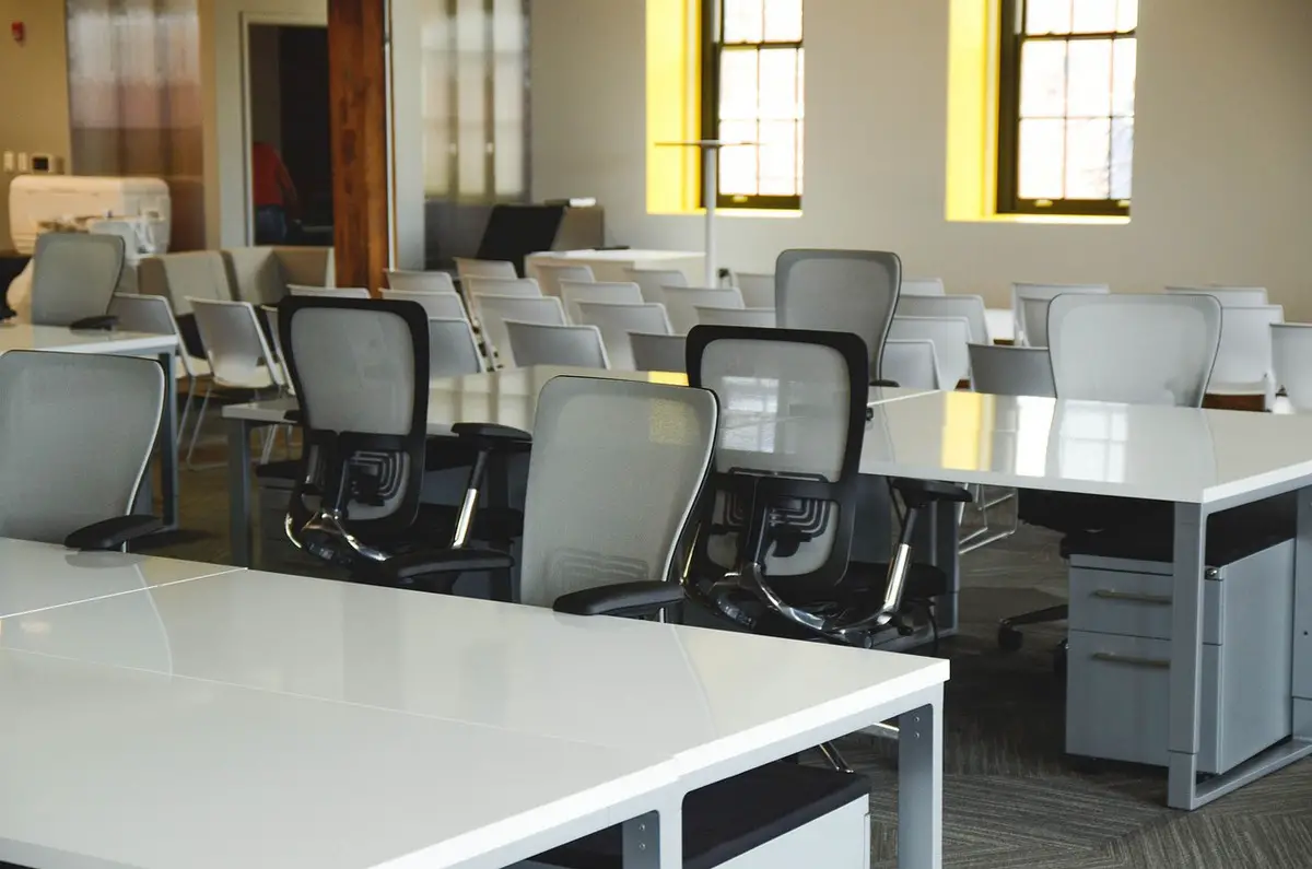 5 tips for choosing office furniture that lasts