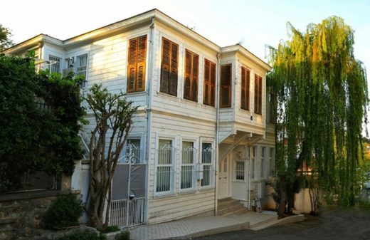 Reasons to replace your home's siding