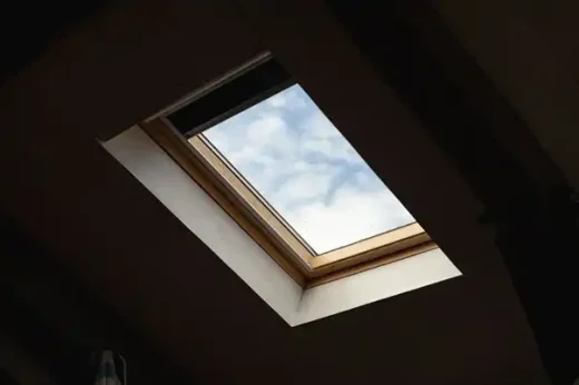 Roof hatches for sustainable building ventilation