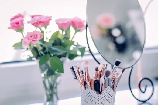 Reflections in the architecture of makeup mirrors