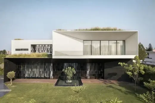 Smart packing for homes with minimalist architecture