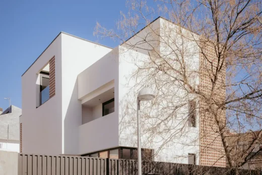 Casa Umbral Madrid white facade property