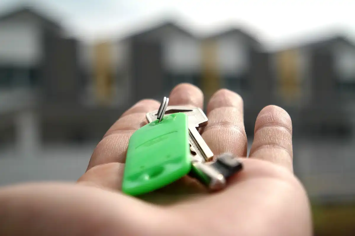 How to sell a home while buying another