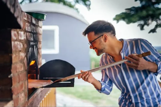 How to use an outdoor pizza oven at home