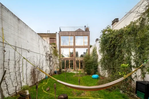 Wood-concrete house in Aubervilliers, Paris home garden