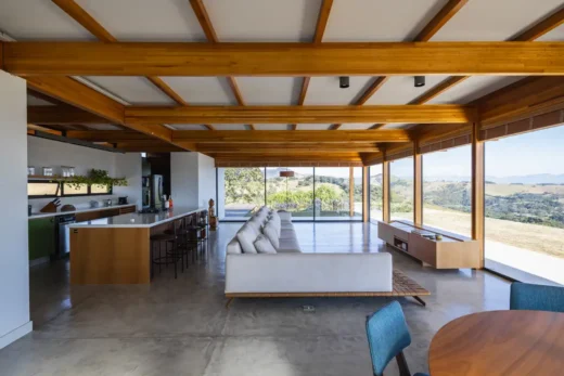 Contemporary southern Minas Gerais house interior design by Sabella Arquitetura