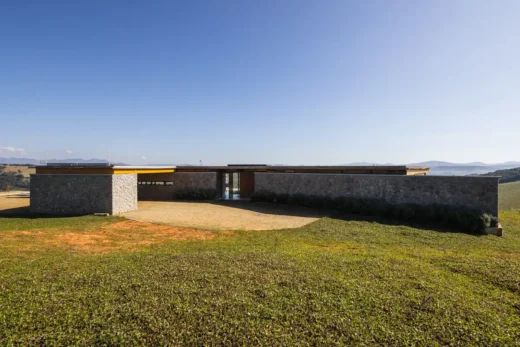 Modern southern Minas Gerais property design by Sabella Arquitetura