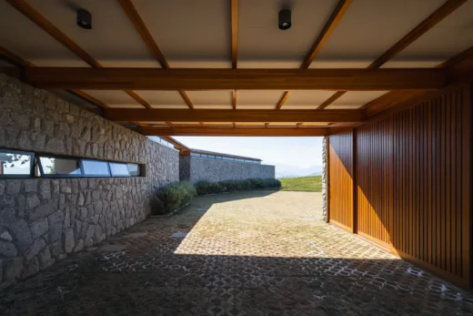 Modern southern Minas Gerais home design by Sabella Arquitetura