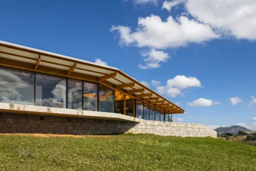 Modern south Minas Gerais property design by Sabella Arquitetura