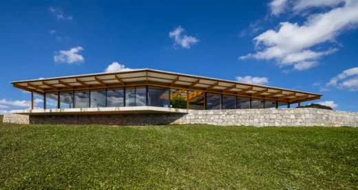 Contemporary southern Minas Gerais home design by Sabella Arquitetura