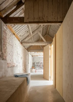 The Old Byre Isle of Wight, UK, design by Gianni Botsford Architects