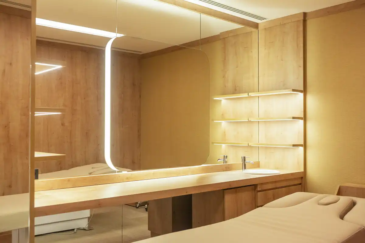 Good custom retail furniture, shop shelves & counters