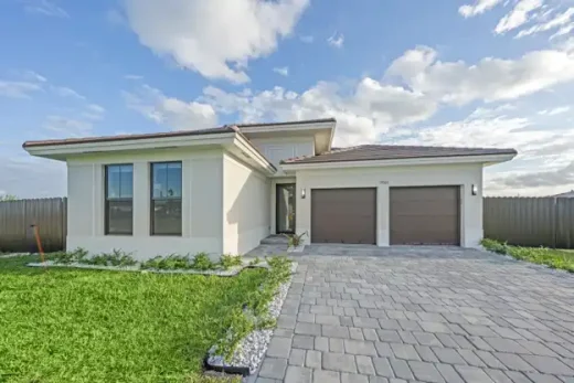 Contemporary house driveway grey paviors