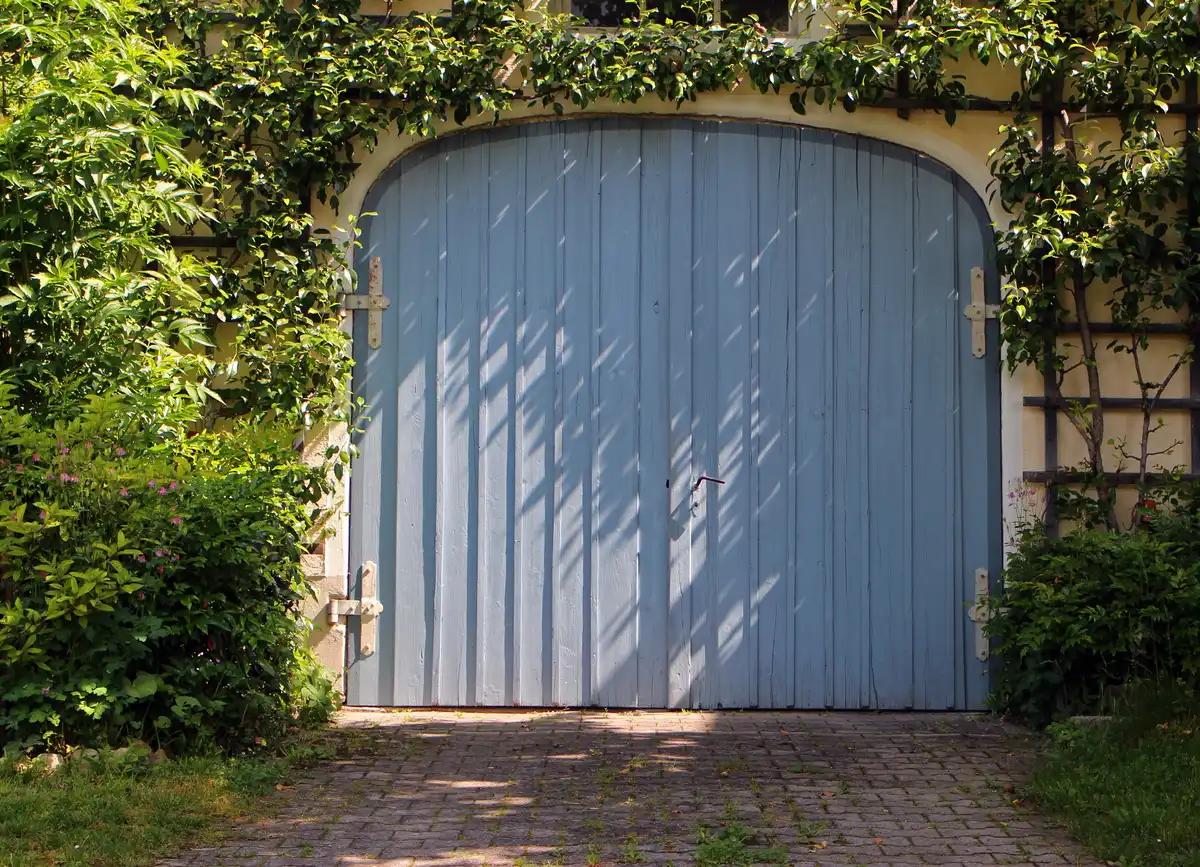 Designing with the garage door considering the facade