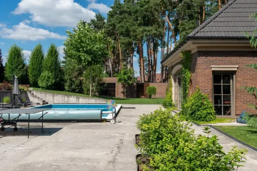 8 benefits of pool covers for homeowners